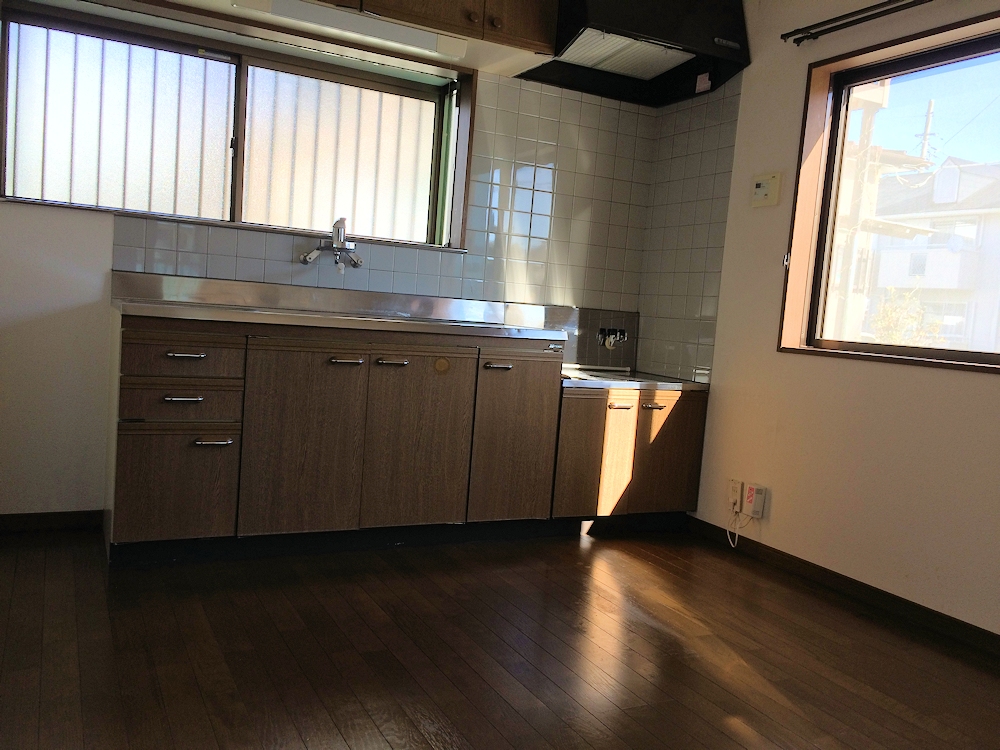 伊豆急行 川奈駅 徒歩30分 2階建 築38年のキッチン写真