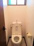 トイレ　窓付きのトイレで、換気ができます。