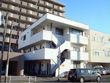 函館市栄町のアパートの建物外観