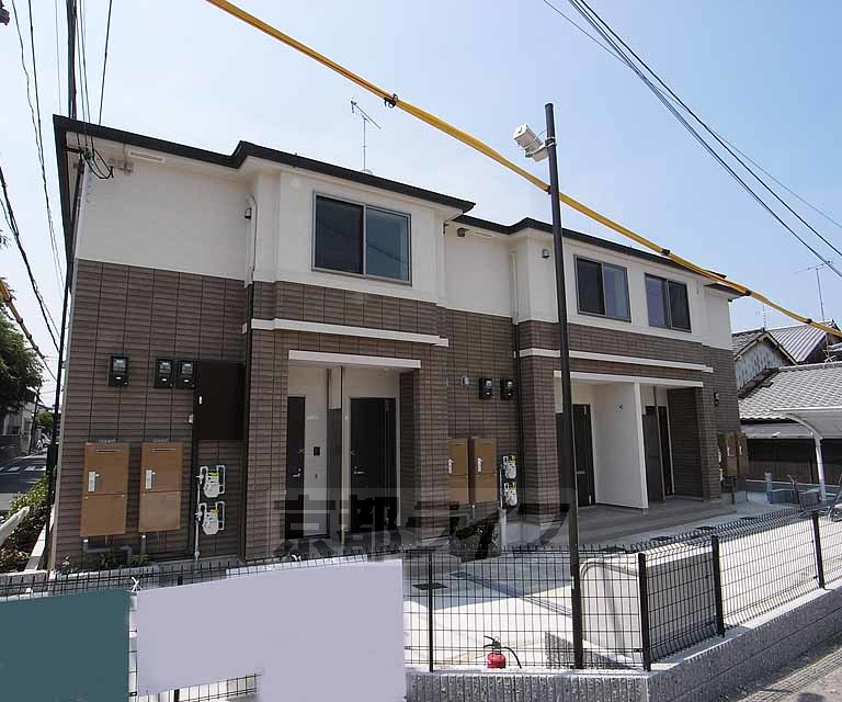 京都市伏見区越前町のアパートの建物外観