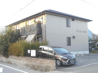 松山市正円寺のアパートの建物外観