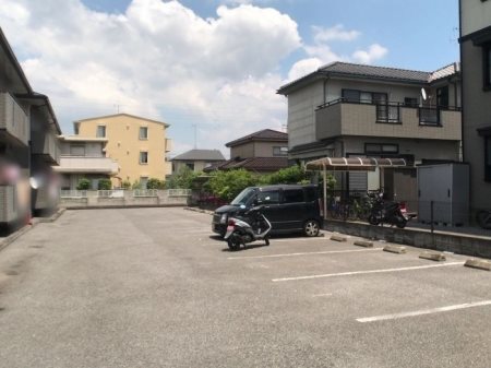 【吉川市吉川のアパートの駐車場】