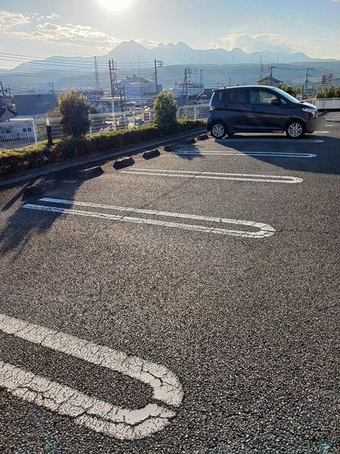 【渋川市吹屋のアパートの駐車場】