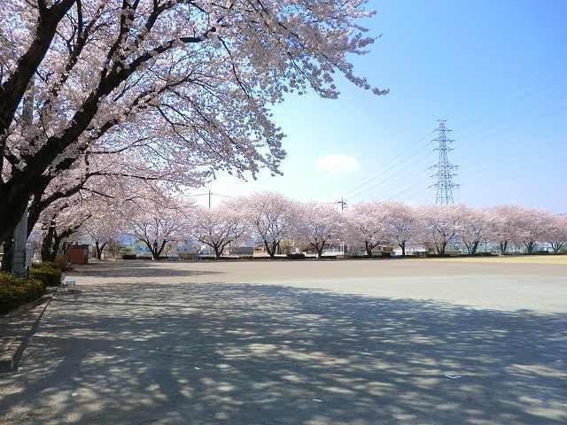 【渋川市吹屋のアパートの公園】