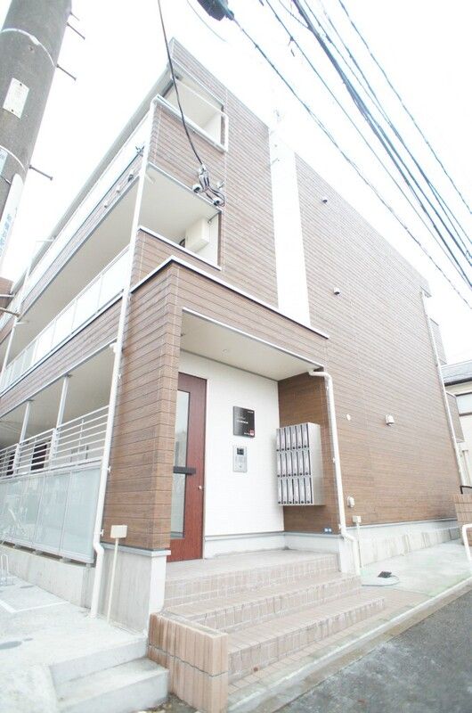 【横浜市神奈川区六角橋のマンションの建物外観】