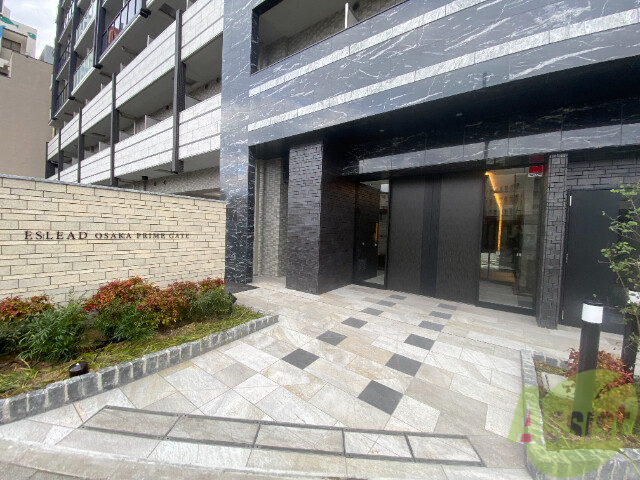 【大阪市西淀川区千舟のマンションのエントランス】