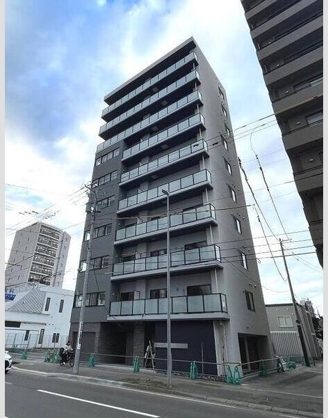 【札幌市中央区北一条西のマンションの建物外観】