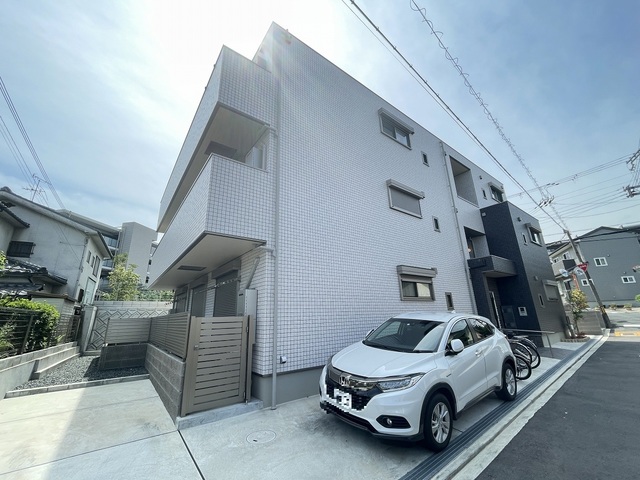 【吹田市千里丘下のアパートの建物外観】