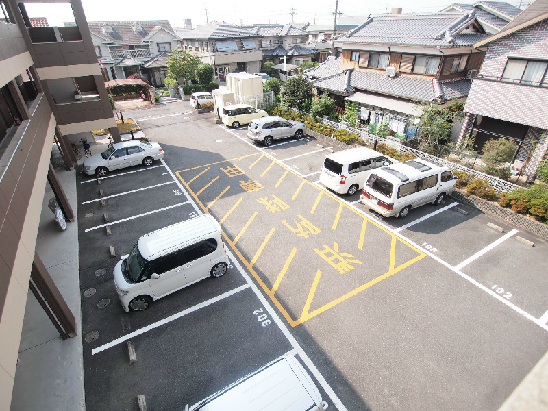 【守山市守山のマンションの駐車場】