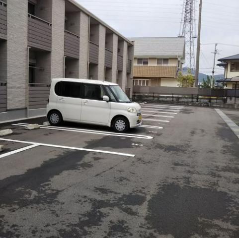 【クレイノサンセーズの駐車場】