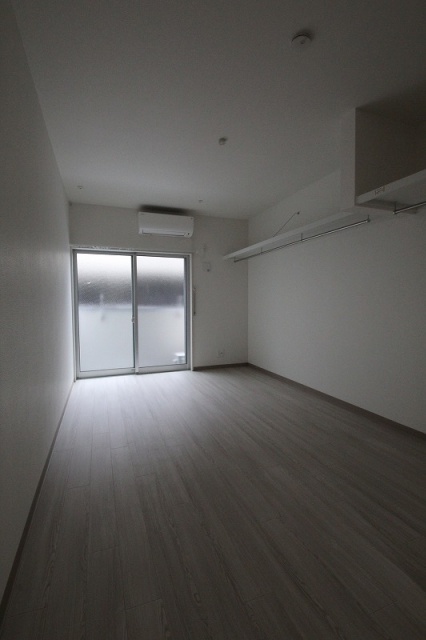 居室・リビング　同物件、別号室のものです。