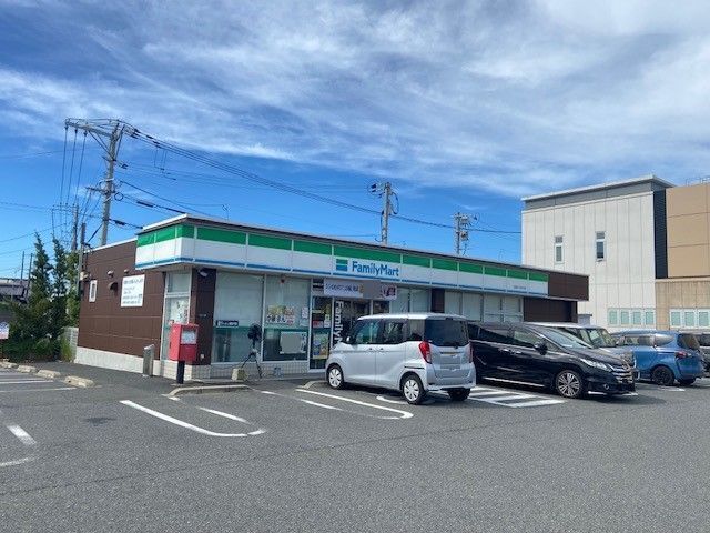 コンビニ　ファミリーマート（コンビニ）まで650m