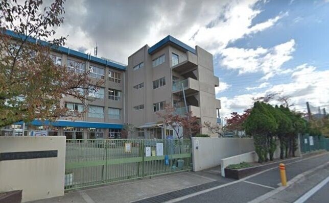 小学校　摂津市立鳥飼北小学校（小学校）まで276m