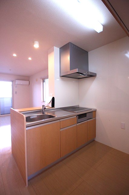 キッチン　3口IHクッキングヒーターのシステムキッチンでお掃除もラクラ