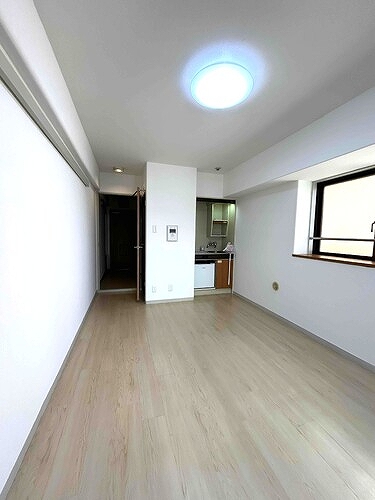 その他　洋室７．５帖（バルコニー側から）