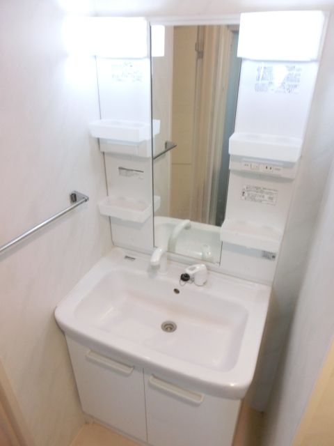 洗面設備　欠かせない独立洗面台です。