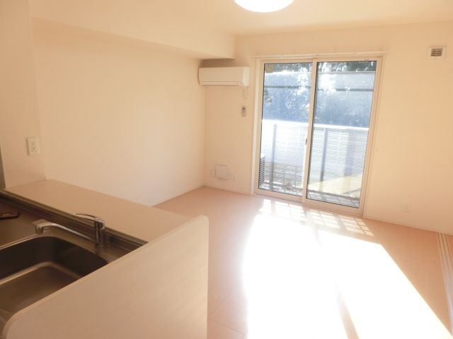 居室・リビング　日当たり良好です。