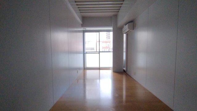 居室・リビング　同物件、別号室のものです。