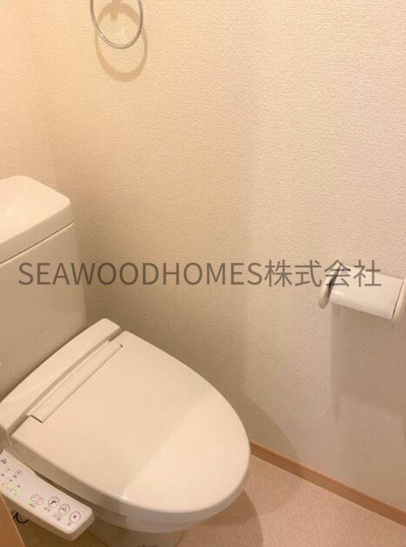 トイレ　ほっと落ち着ける、白基調のクリーンな空間。