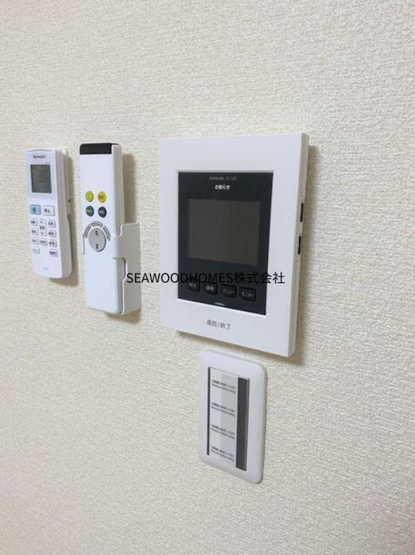 その他設備　モニター付きインターフォンで、来訪者を確認できて安心。