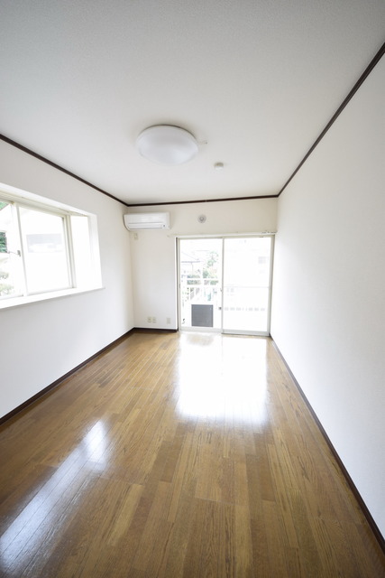 居室・リビング　★室内とっても綺麗です。角部屋のみ出窓が付きます★