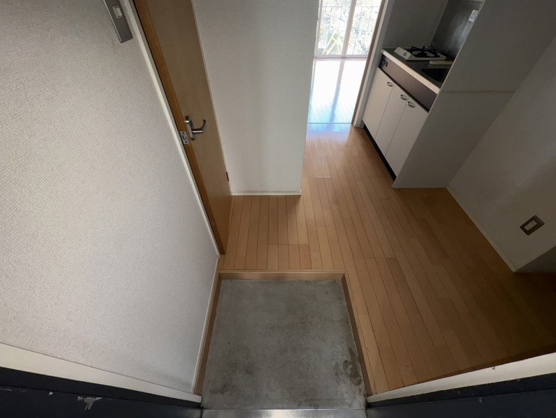 玄関　※写真は210号室