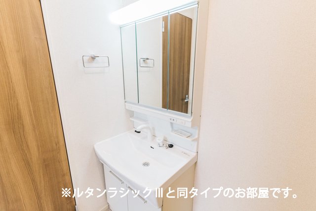 洗面設備　明るい洗面所です