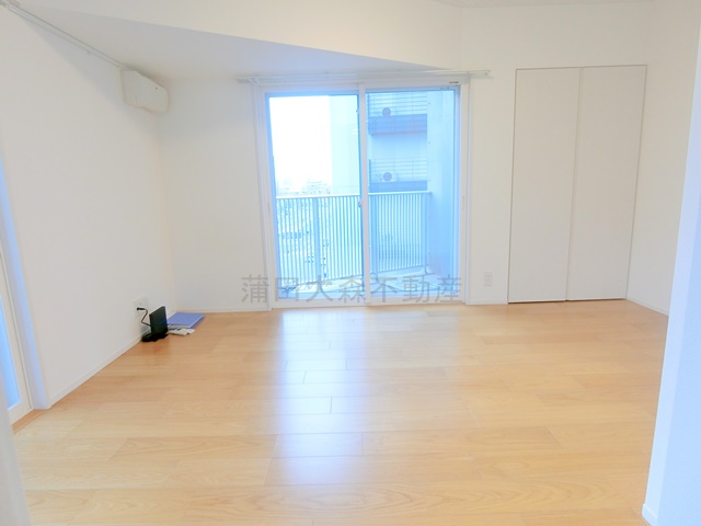 居室・リビング　南向きの洋室8.3帖