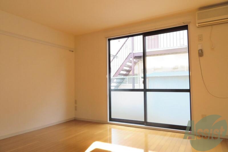 居室・リビング　大きな窓から入る日差しが暖かいお部屋です。
