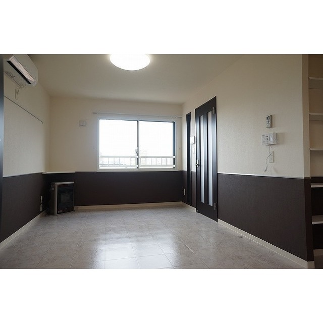 居室・リビング　明るいリビングあります☆