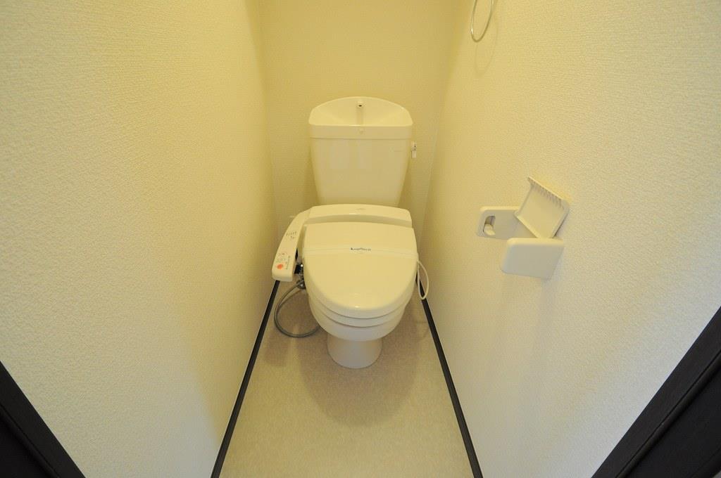 トイレ　快適な温水洗浄便座付きトイレになります。