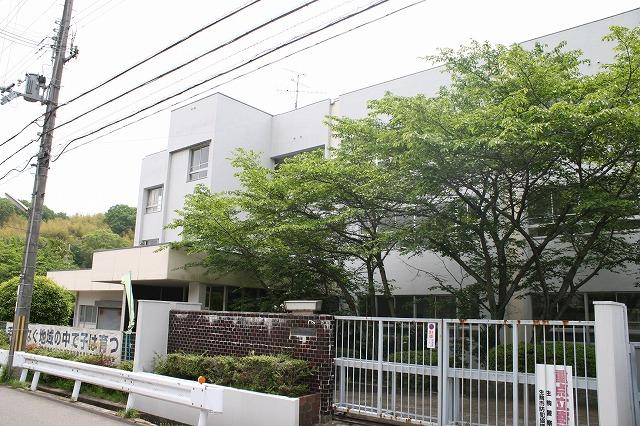 小学校　生駒市立生駒北小中学校（小学校）まで2432m
