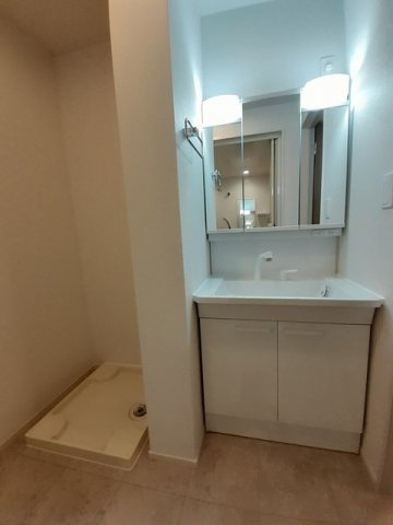 洗面設備　明るい洗面所です