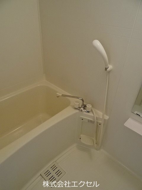 バス・シャワールーム　清潔感のあるお風呂場です。