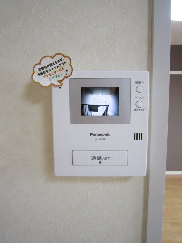 玄関　明るい色のアクセントクロスを利用した玄関です。