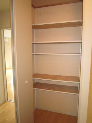 その他部屋・スペース　玄関は鏡も付いているので、身支度の確認にも便利ですね。