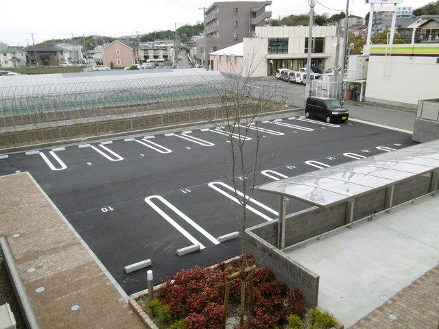 駐車場　お問い合わせはリプロ神戸西店まで。０７８ ９７６ ０８８８
