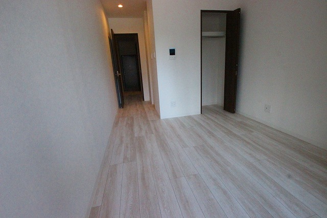 居室・リビング　同物件、別号室のものです。