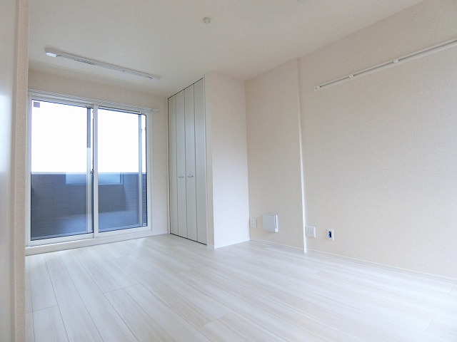 居室・リビング　洋室7.1帖☆バルコニーに繋がる角部屋二面採光のお部屋です！