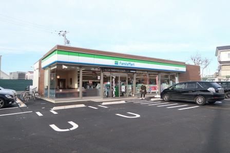 コンビニ　ファミリーマート（コンビニ）まで600m