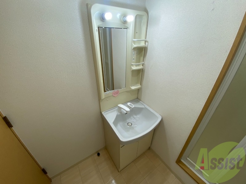 洗面設備　独立洗面台です。大きくてよいですね。シャンプーもできます！