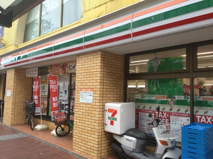 コンビニ　セブンイレブン（コンビニ）まで300m