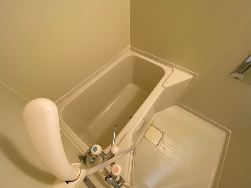 バス・シャワールーム　バスルームは狭すぎず、シャワーも浴びやすそうです。