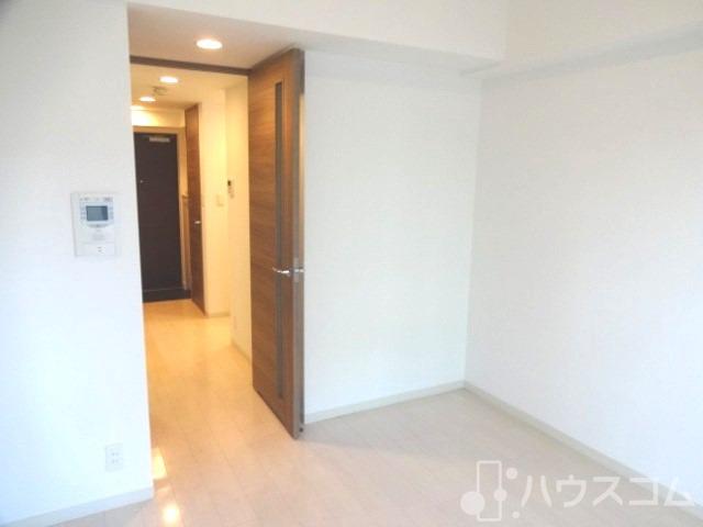 居室・リビング　白を基調にしたキレイなお部屋です。
