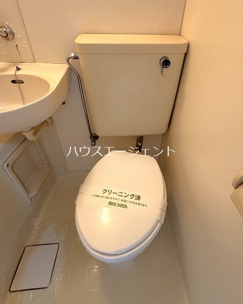 トイレ　3点式ユニットバス。掃除も楽です！