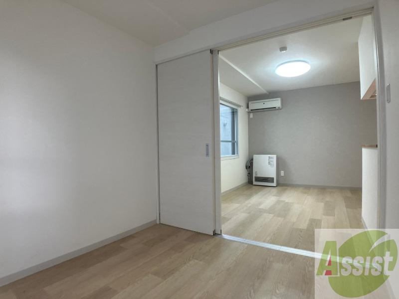 その他部屋・スペース　寝室はこちらです。光が差し込む、温かみのあるお部屋です。