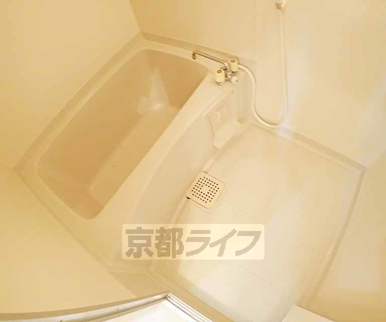 バス・シャワールーム　清潔感のあるバスルームです。