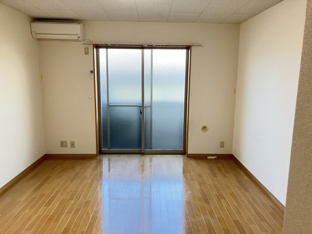 アンプルールチェリーの居間写真