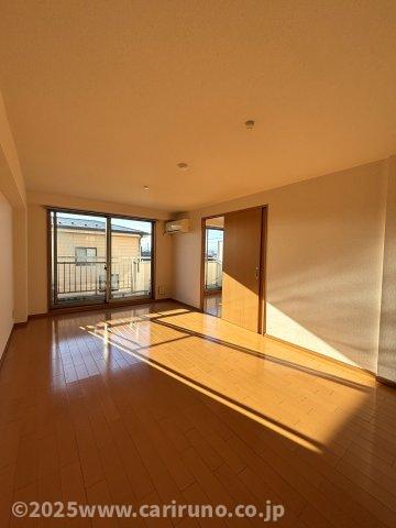 シャインヒル IIIの居間写真