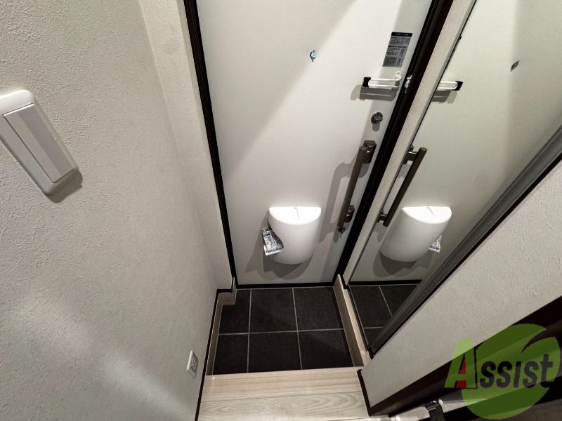 玄関　こちらは玄関になります。扉を開けるととても明るいですね。